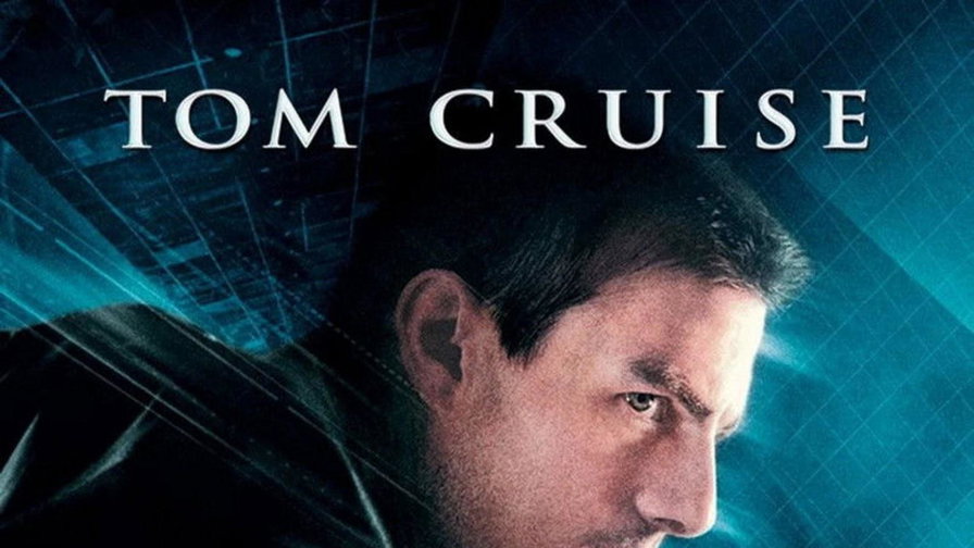 Tom Cruise di profilo davanti alla grafica azzurra del sistema Precrime