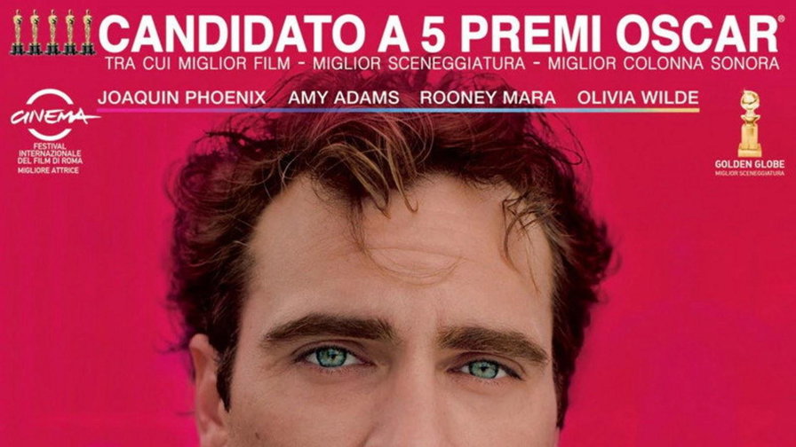 Theodore con gli occhiali e un auricolare rosso mentre ascolta Samantha