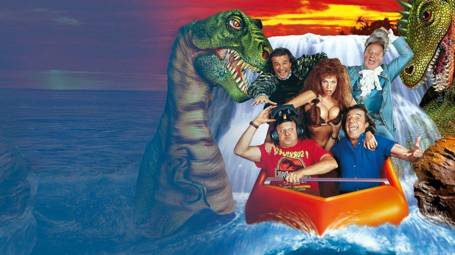 Christian De Sica e Massimo Boldi su un carrello circondati da dinosauri e personaggi in costume