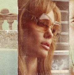 Copertina di By the Sea, il film stasera in tv su Iris: trama, cast e streaming