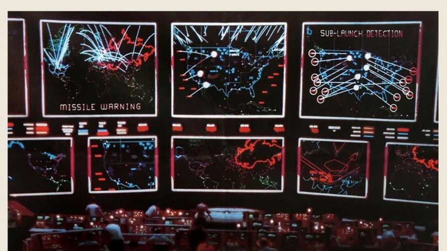 La sala del NORAD e due ragazzi davanti a un computer nella locandina italiana