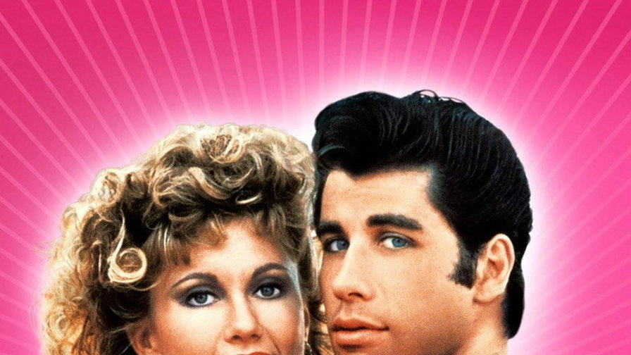 Olivia Newton-John e John Travolta sopra il logo rosa, con l'auto di Greased Lightnin' in primo piano