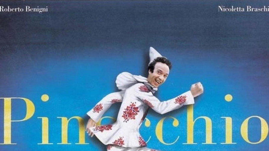 Roberto Benigni in costume bianco salta sopra i personaggi del film
