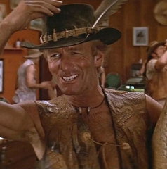 Copertina di Che fine fa la scena del bar di Mr. Crocodile Dundee nella riedizione 2025?