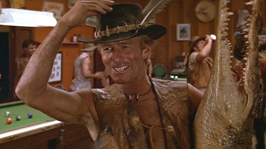 Che fine fa la scena del bar di Mr. Crocodile Dundee nella riedizione 2025?