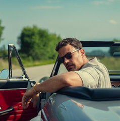 Copertina di The Gentlemen stagione 2: il trailer spinge l’impero di Eddie e Susie fino ai laghi italiani