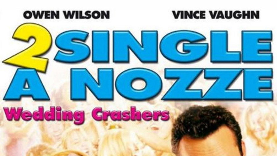 Owen Wilson e Vince Vaughn in smoking tra petali e bottiglie di champagne