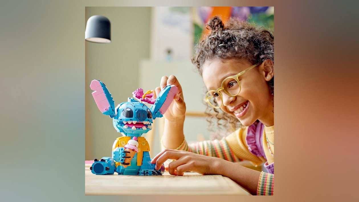Immagine di LEGO Disney Stitch al 30%, orecchie mobili e cono gelato da mettere in mostra
