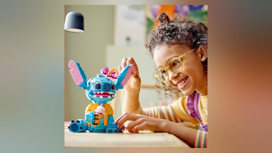 LEGO Disney Stitch al 30%, orecchie mobili e cono gelato da mettere in mostra