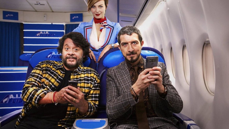 Modalità aereo, il film stasera in tv su Rai Movie: trama, cast e streaming