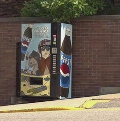 Copertina di Star Wars: scompare lo storico distributore Pepsi di Pittsburgh, al suo posto una copia dipinta a mano