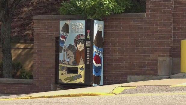 Immagine di Star Wars: scompare lo storico distributore Pepsi di Pittsburgh, al suo posto una copia dipinta a mano