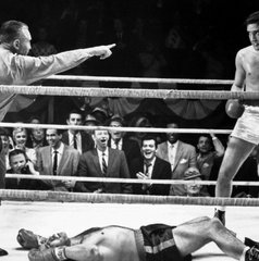 Copertina di Quali canzoni canta Elvis Presley in Pugno proibito?