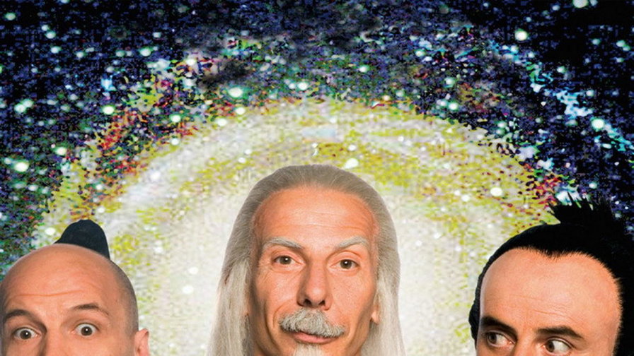 Il maestro Tsu’Nam tra due discepoli davanti a uno sfondo cosmico
