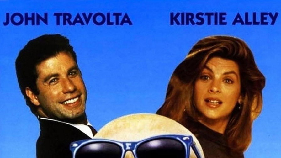 John Travolta e Kirstie Alley dietro il neonato Mikey con occhiali da sole