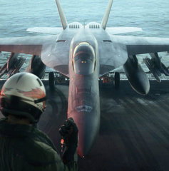 Copertina di ACE COMBAT 8: WINGS OF THEVE: la base online riunisce fino a 100 giocatori