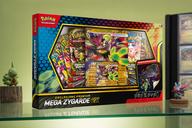 Copertina di Pokémon Mega Zygarde-ex a 27,50€: 8 buste e una lenticolare da esporre