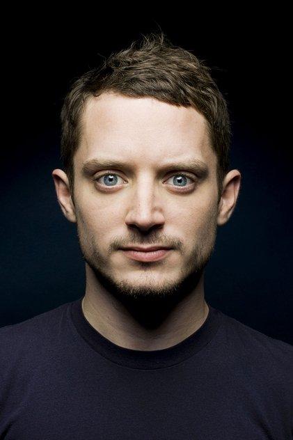 Elijah Wood — La voce del fotografo Harry in 11-11: Memories Retold