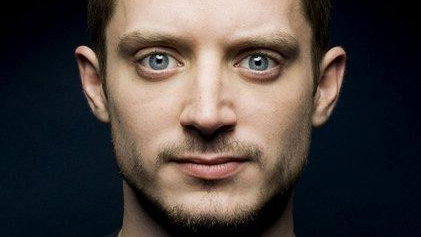 Elijah Wood — La voce del fotografo Harry in 11-11: Memories Retold