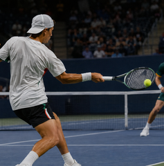 Copertina di Dove vedere Luciano Darderi-Dane Sweeny oggi: orario, canale e streaming US Open 2026