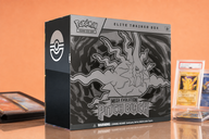 Copertina di Pokémon TCG Mega Evoluzione, box Nero a 139€ con 9 buste e Zarude