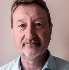 Copertina di James Bond 26: Steven Knight ha completato la prima bozza per il film di Denis Villeneuve