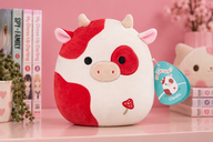 Copertina di Squishmallows Claudio sotto i 13€, la mucca maculata al minimo storico