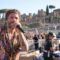 Copertina di Jovanotti al Circo Massimo: oltre 1.500 gadget sequestrati e un’auto usata come deposito