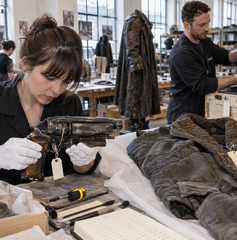 Copertina di Blade Runner 2049: il cappotto di K e il blaster di Deckard guidano l’asta di 291 cimeli