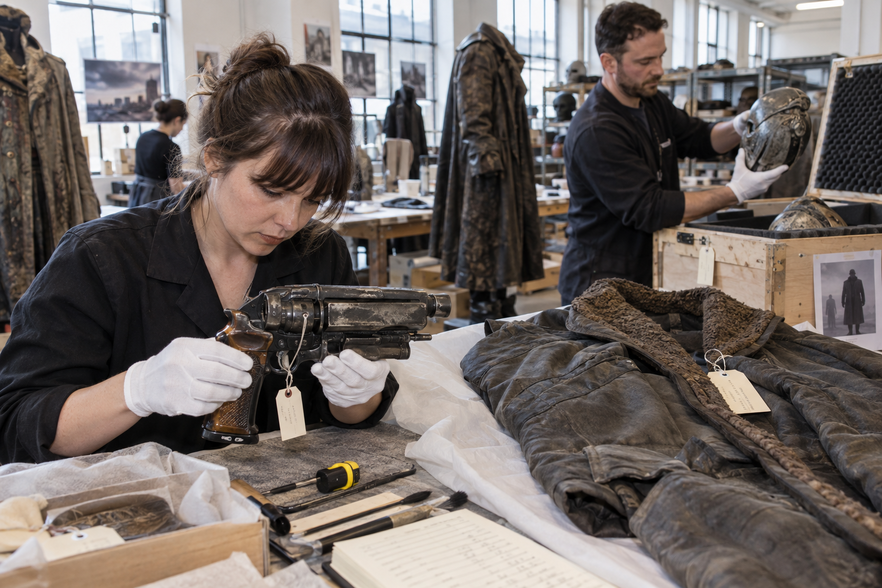 Blade Runner 2049: il cappotto di K e il blaster di Deckard guidano l’asta di 291 cimeli