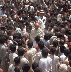 Copertina di Gandhi, il film stasera in tv su Rai Movie: trama, cast e streaming