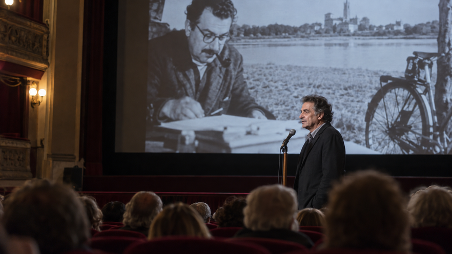 Dove vedere Giovannino Guareschi – Non muoio neanche se mi ammazzano stasera: orario, canale e streaming