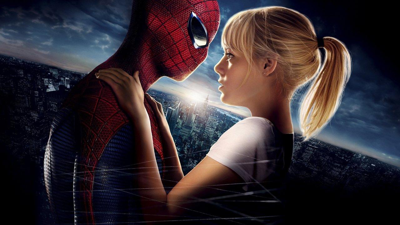 Andrew Garfield è Spider-Man in The Amazing Spider-Man - agilità e inquietudine