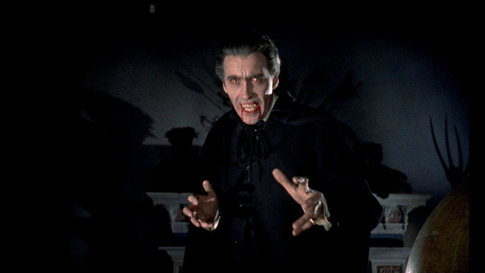 Christopher Lee è il conte Dracula in Dracula - il vampiro diventa fisico