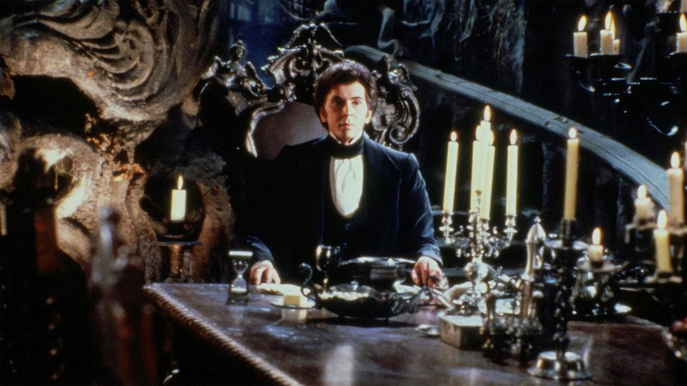 Frank Langella è il conte Dracula in Dracula - il fascino diventa seduzione