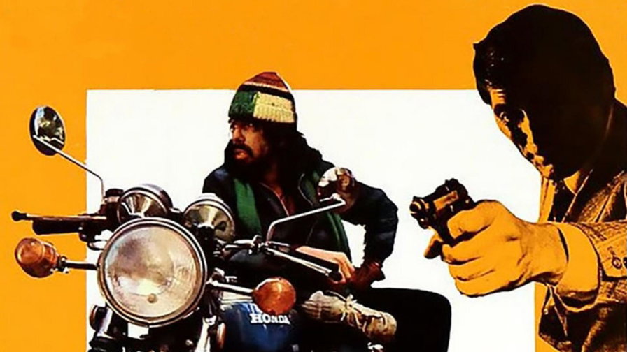 Tomas Milian nei panni di Nico Giraldi accanto alla sua motocicletta