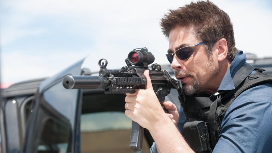 Qual è la musica della scena al confine in Sicario?