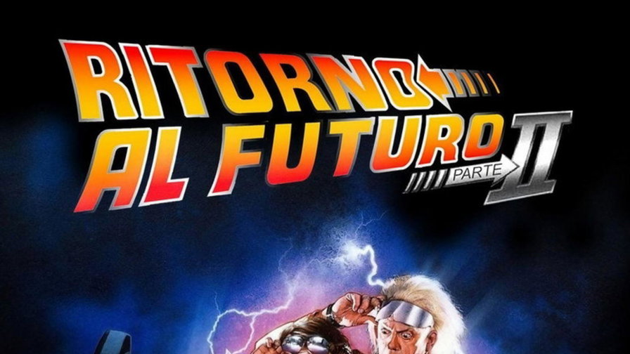 Marty e Doc sollevano gli occhiali accanto alla DeLorean, circondati dai fulmini nella locandina