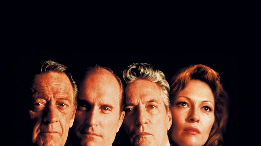 I volti di William Holden, Robert Duvall, Peter Finch e Faye Dunaway sopra Howard Beale illuminato da un riflettore