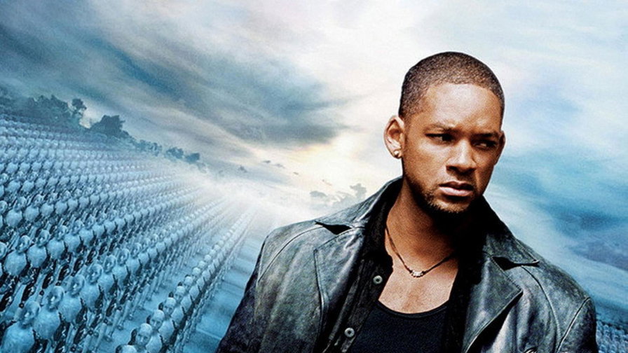 Will Smith con una giacca di pelle davanti a file di robot umanoidi