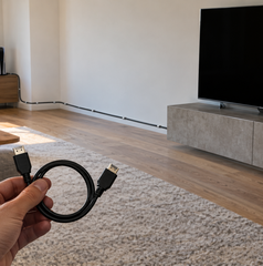 Copertina di Schermo nero in 4K con un cavo HDMI lungo: prove e soluzioni