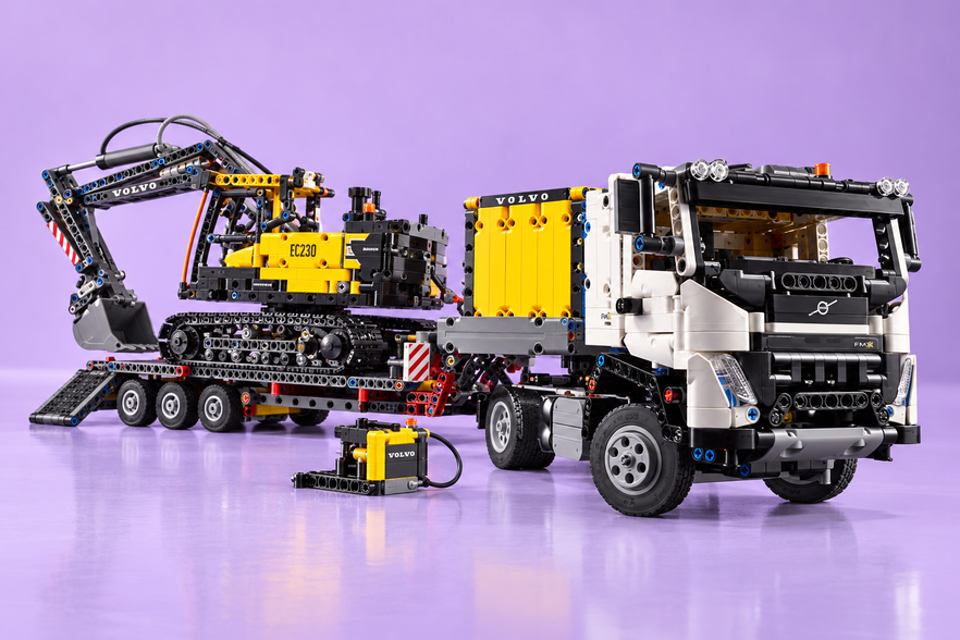 LEGO Technic Volvo FMX, camion ed escavatore al minimo di 124,99€