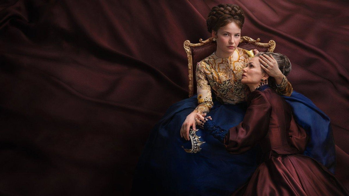 Immagine di L'imperatrice: il trailer della stagione finale porta al centro la crisi tra Elisabeth e Franz