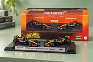 Copertina di Due McLaren F1 da esporre insieme con Hot Wheels Premium a 24,90€