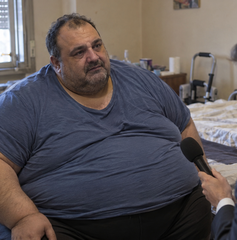 Copertina di Dove vedere Le Iene presentano: Inside – Vivere pesando 400 kg stasera 11 ottobre: orario, canale e streaming