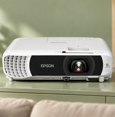 Copertina di Il proiettore Epson costa 549,90€ e porta i film fino a 320 pollici
