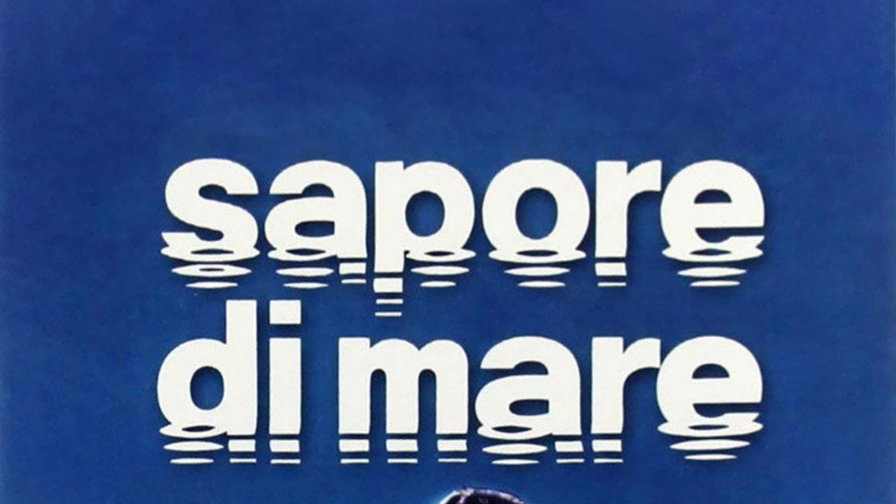 Una coppia si bacia in spiaggia accanto a un giradischi portatile