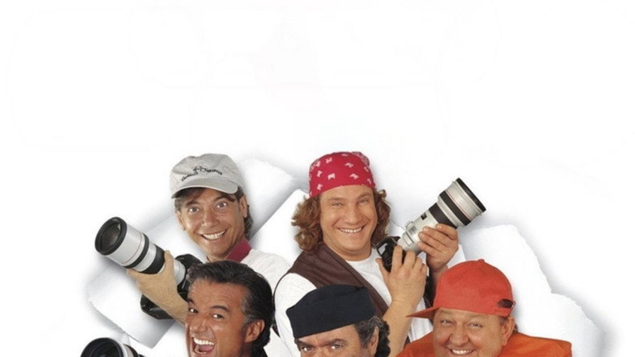 Christian De Sica, Massimo Boldi, Diego Abatantuono, Roberto Brunetti e Nino D'Angelo con le macchine fotografiche