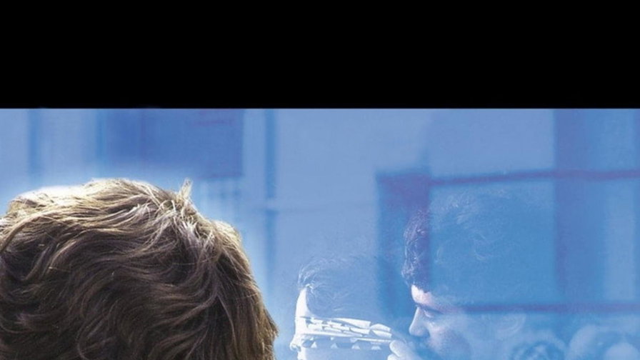 Riccardo Scamarcio abbraccia Katy Louise Saunders