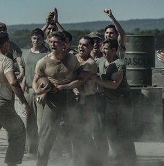 Copertina di The Mosquito Bowl: il trailer Netflix segue quattro stelle del football nei Marines